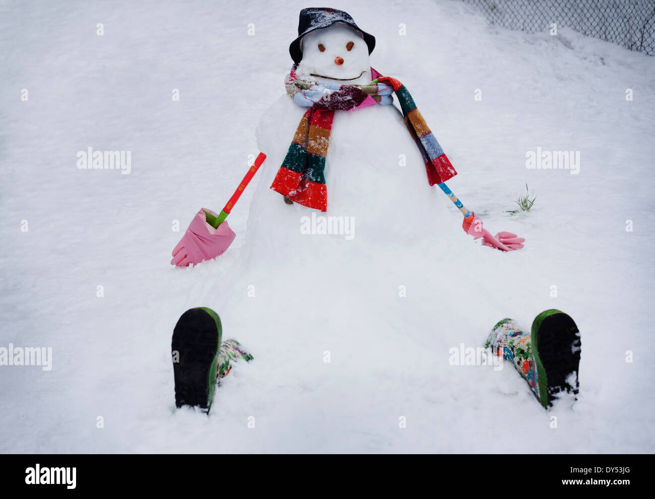 Le Snowman wearing hat and scarf Banque D'Images