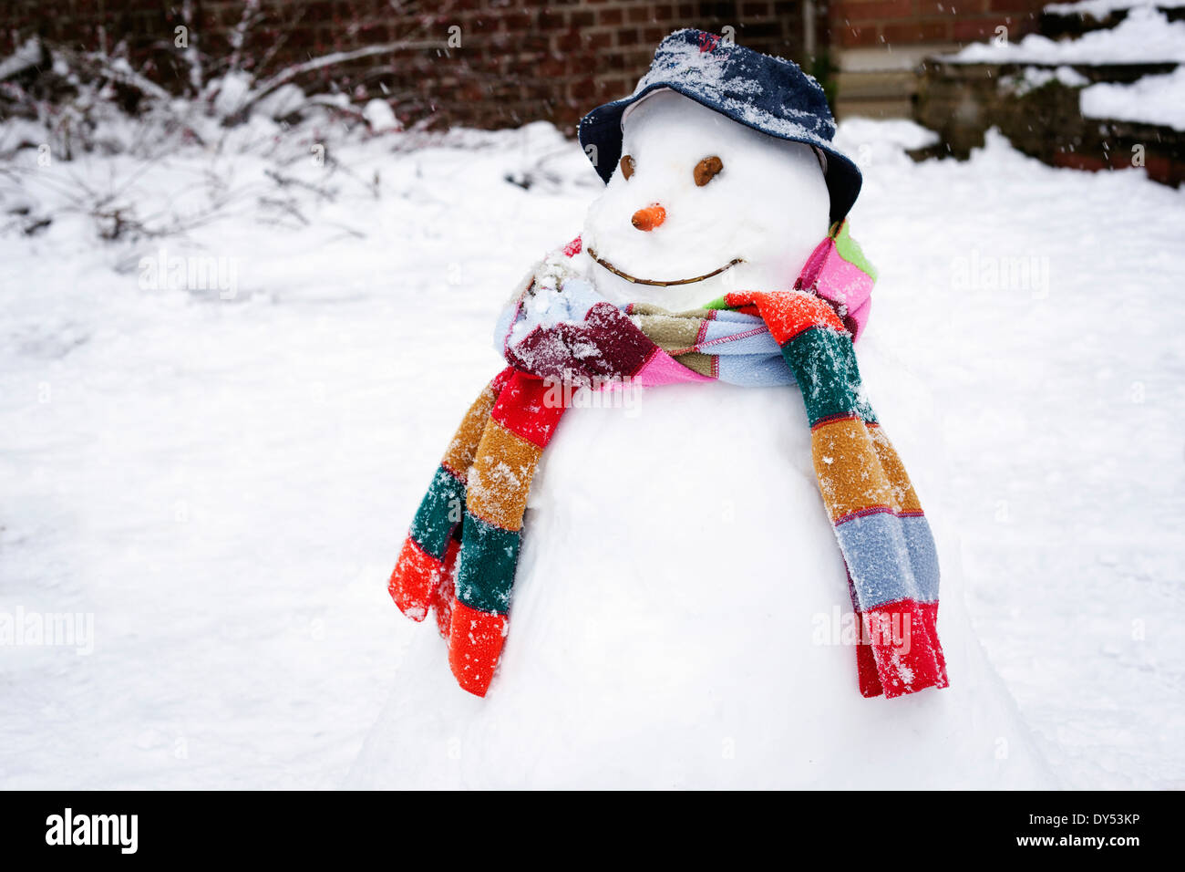 Le Snowman wearing hat and scarf Banque D'Images