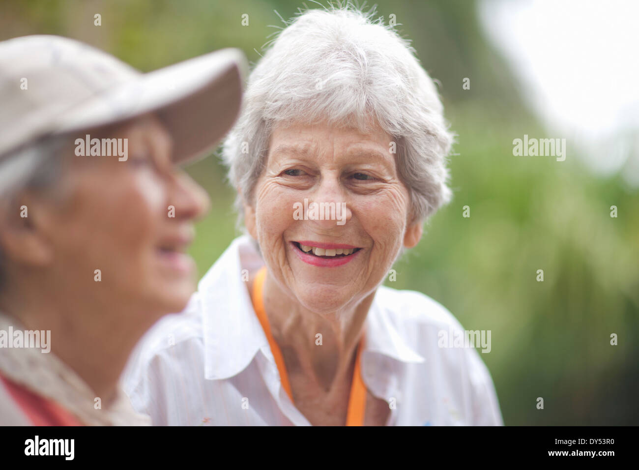 Deux femmes âgées discutent dans la retraite villa garden Banque D'Images