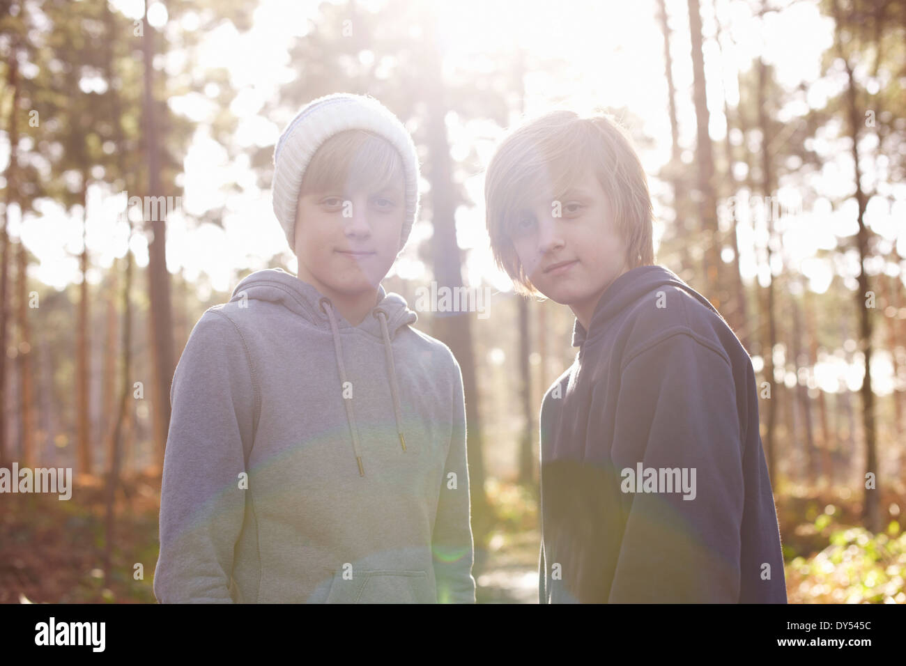 Portrait des frères jumeaux dans la région de Woods Banque D'Images