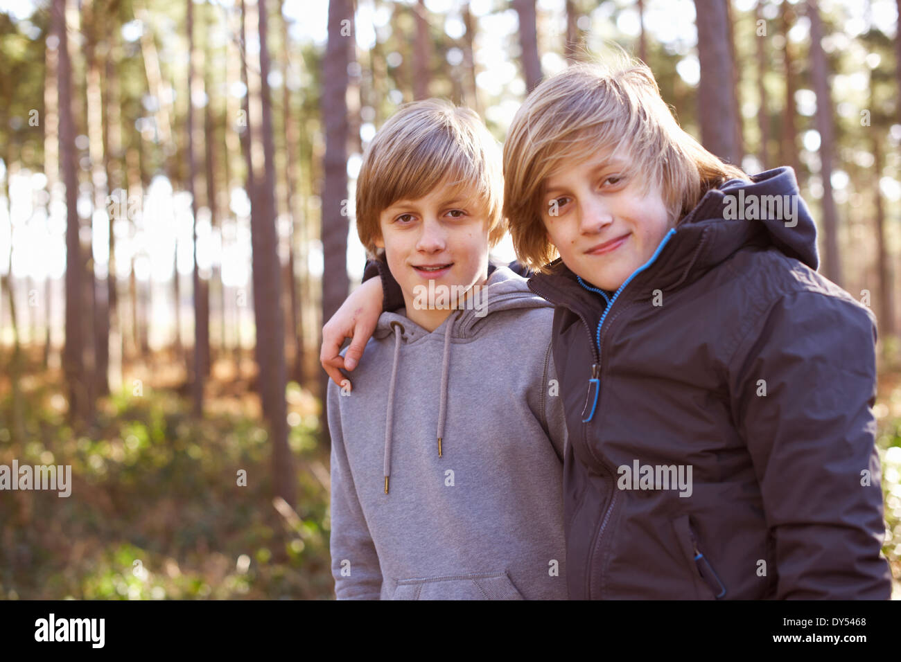 Portrait des frères jumeaux dans la forêt Banque D'Images