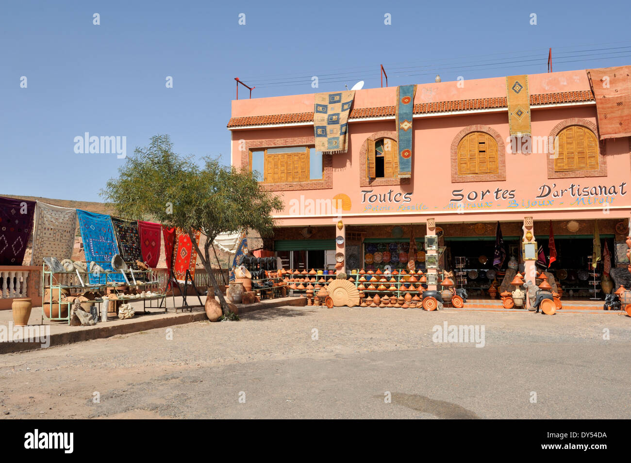 Magasin de vente de tapis marocain traditionnel, de la poterie et de  souvenirs dans le village de Essour sur R203 route de Marrakech Photo Stock  - Alamy
