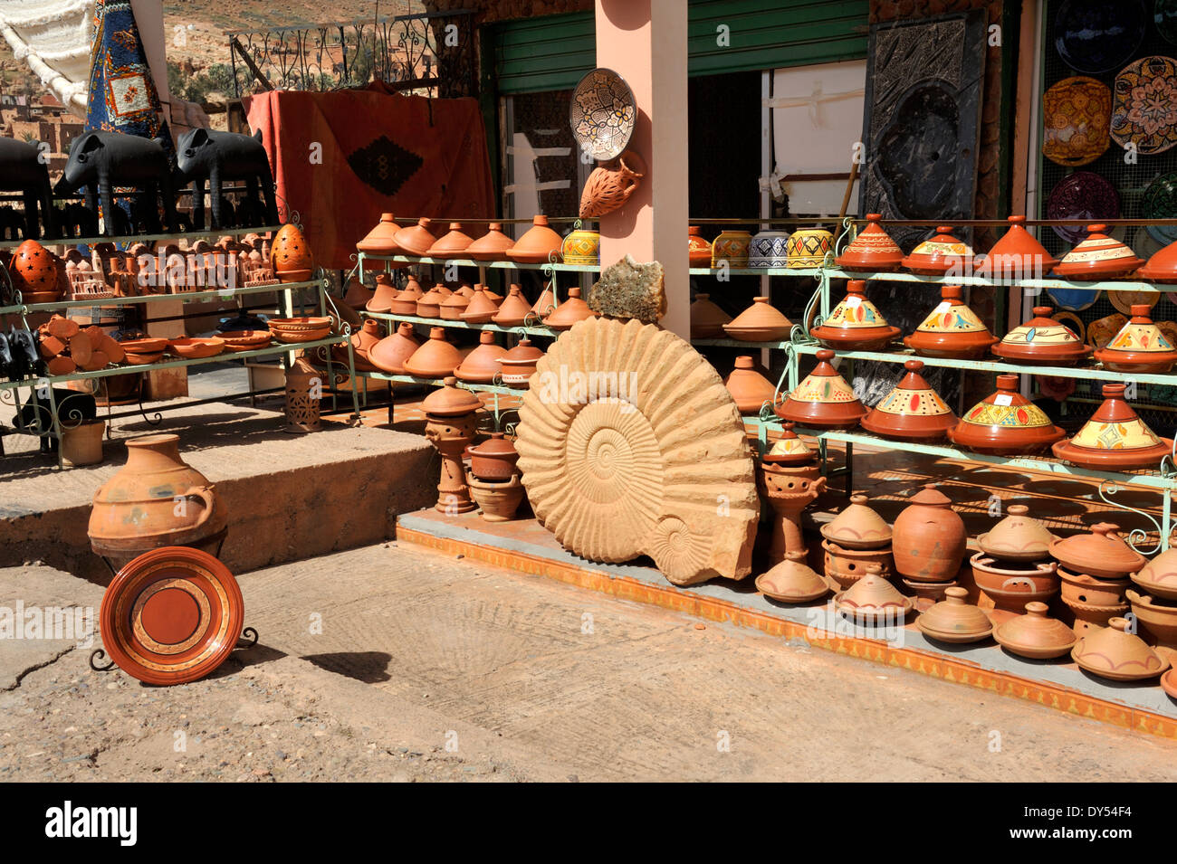 Magasin de vente de poterie traditionnelle marocaine et de souvenirs dans le village de Essour sur R203 route de Marrakech Banque D'Images