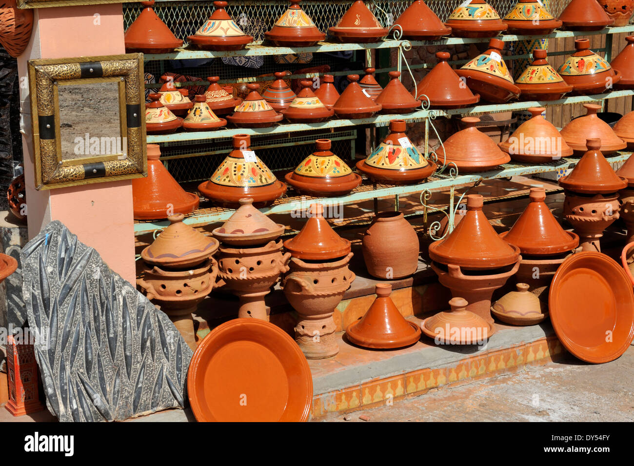 Magasin de vente de poterie traditionnelle marocaine et de souvenirs dans le village de Essour sur R203 route de Marrakech Banque D'Images