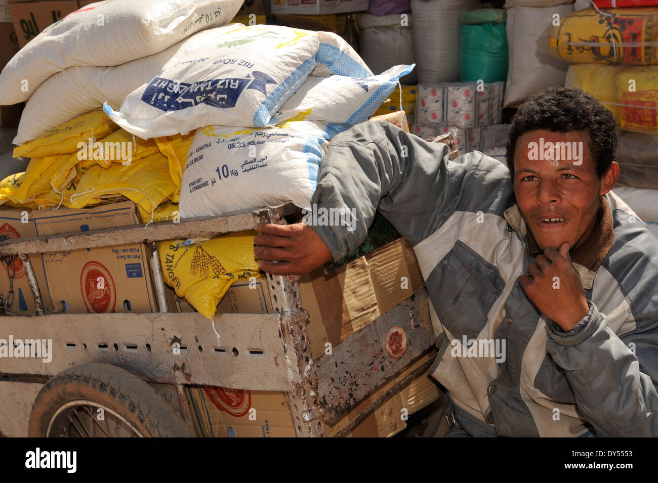Homme marocain avec des sacs de riz et de la farine sur charrette dans ...