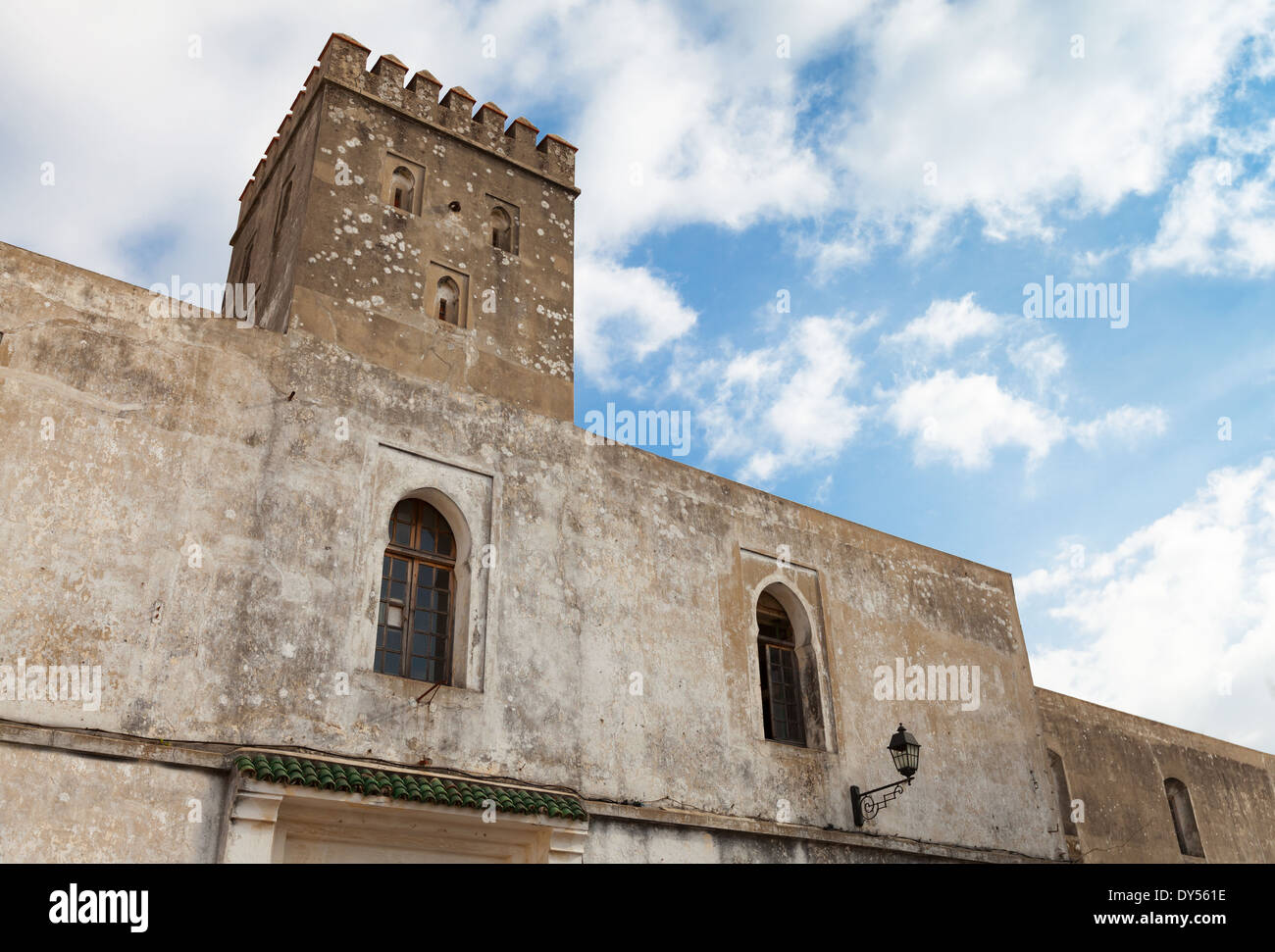 Les murs en pierre de la vieille forteresse avec ciel bleu. Madina, Tanger, Maroc Banque D'Images