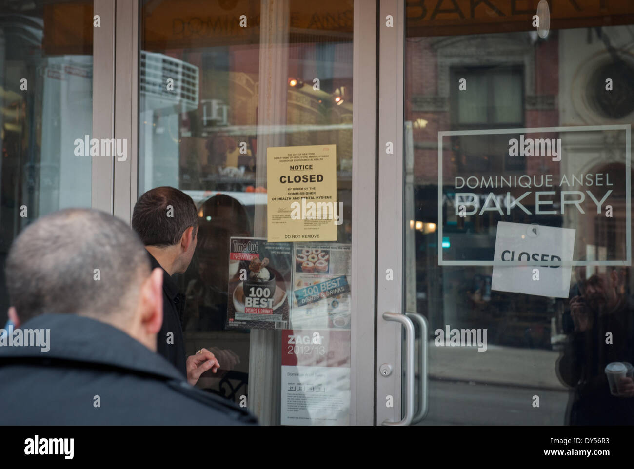 Manhattan, New York, USA. Apr 7, 2014. Les gens regarder à travers la fenêtre avant que Dominique Ansel Boulangerie - Accueil de l'Cronut, sur la Rue du printemps est toujours à l'arrêt des violations par le ministère de la santé, le lundi 7 avril 2014. Vendredi, le DOH arrêtez la boulangerie Soho pour avoir une souris dans la cuisine. Credit : Bryan Smith/ZUMAPRESS.com/Alamy Live News Banque D'Images