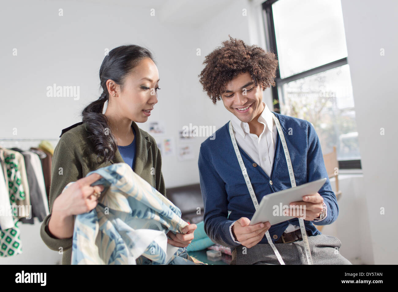 Fashion Designers using digital tablet Banque D'Images
