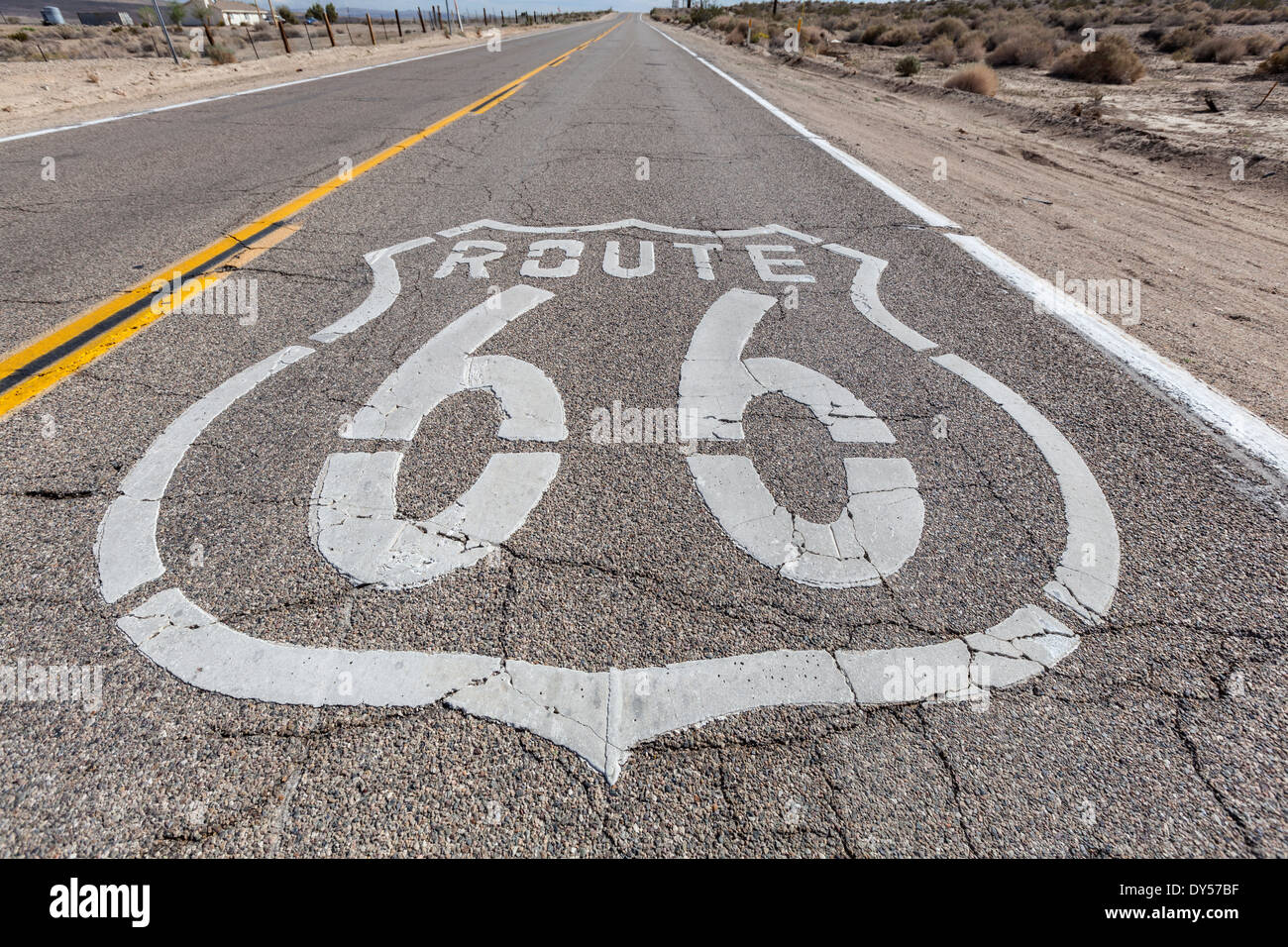 Route 66 Vintage signe de chaussée sur le désert de Mojave en Californie. Banque D'Images
