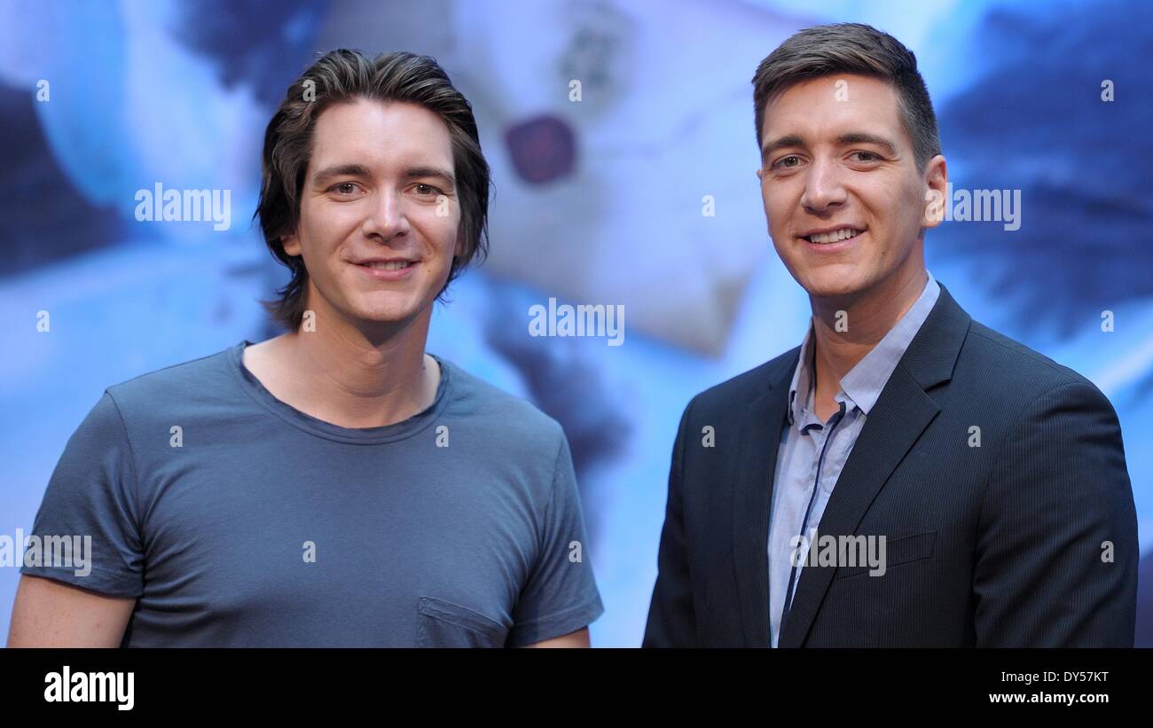 James Phelps And Oliver Phelps Banque D Image Et Photos Page 5 Alamy