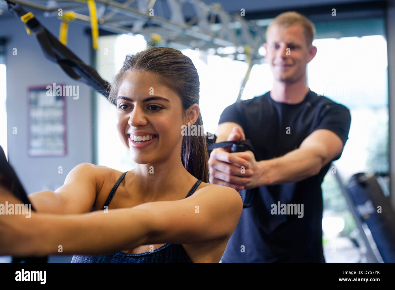 Couple working out in gym Banque D'Images