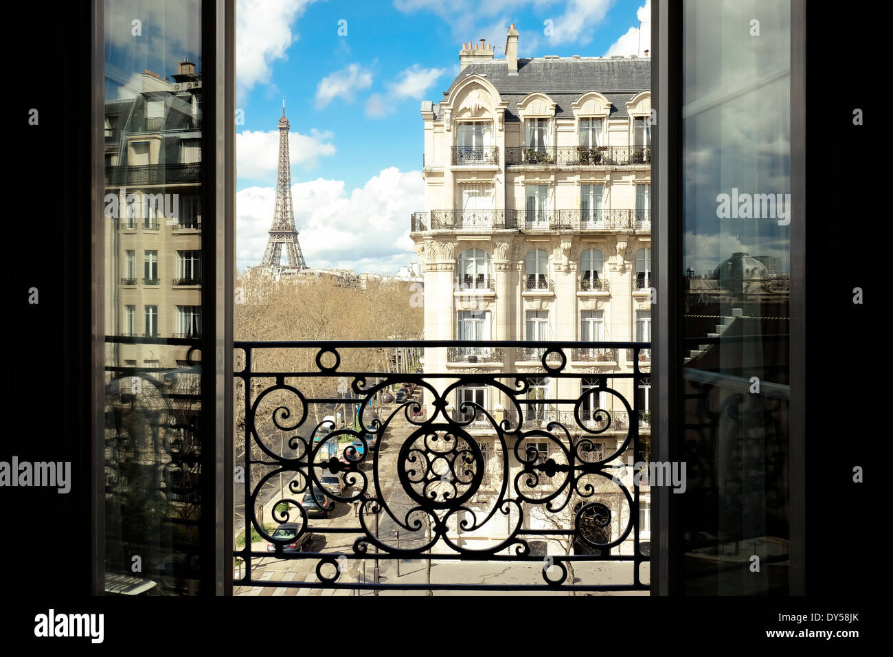 La Tour Eiffel, Paris, France, vue à travers une fenêtre ouverte. Banque D'Images