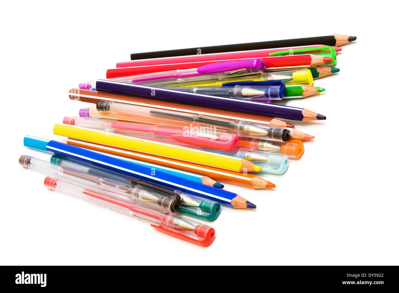 Stylos et crayons de couleur sur fond blanc Banque D'Images