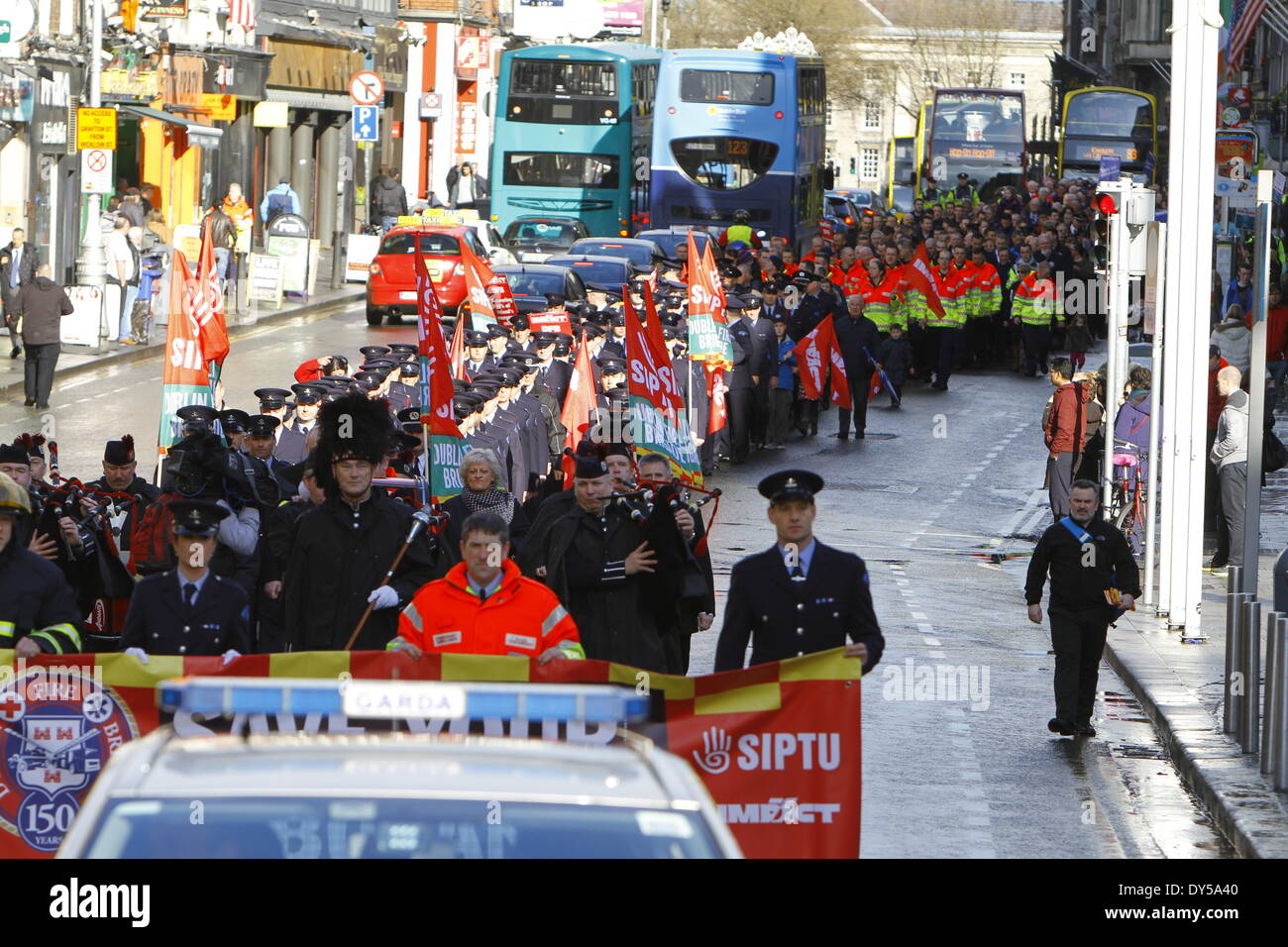 Dublin, Irlande. 7 avril 2014. Mars les pompiers en uniforme jusqu'Damestreet. Ils portent une bannière qui se lit "enregistrer votre ambulance'. Les pompiers de la Brigade des Pompiers de Dublin (DFB) ont protesté devant l'Hôtel de ville de Dublin pour le maintien de l'ambulance. Les propositions présentées par le conseil municipal de Dublin voir un examen et un éventuel déménagement du service à l'HSE (Health Service Executive) National Service d'ambulance. Crédit : Michael Debets/Alamy Live News Banque D'Images