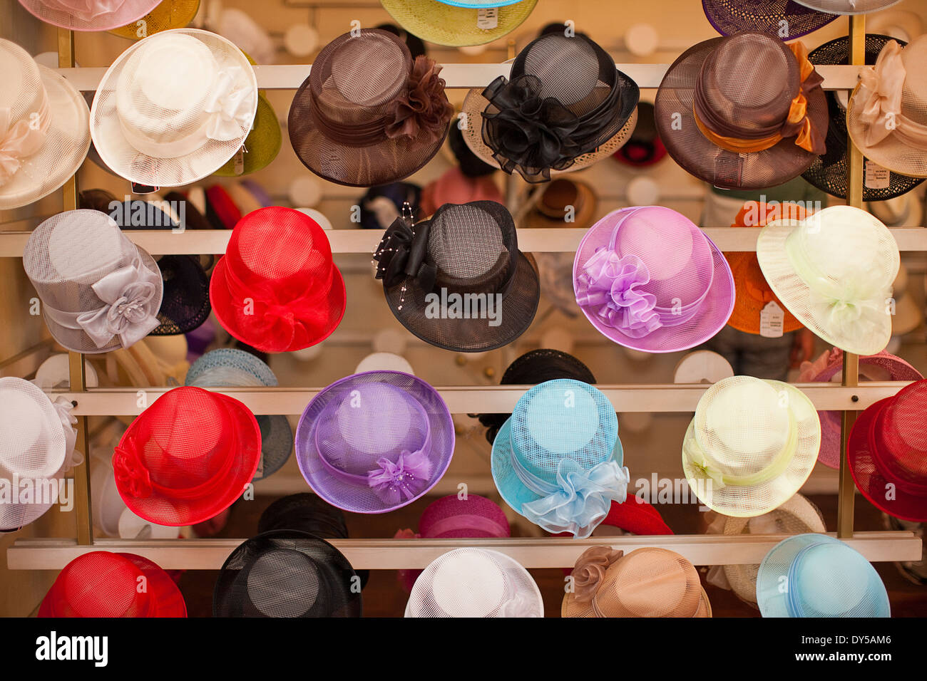 Chapeaux colorés Banque de photographies et d'images à haute résolution -  Alamy