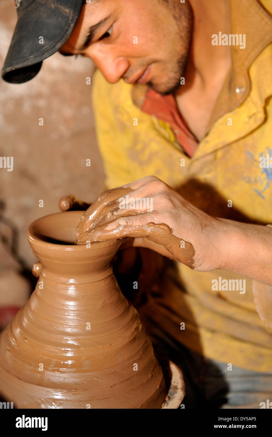 Craftsman potter jeter, de décisions, un pot à l'aide d'un coup de volant au Maroc près de Ansi, contreforts de l'Atlas. Détail des mains. Banque D'Images