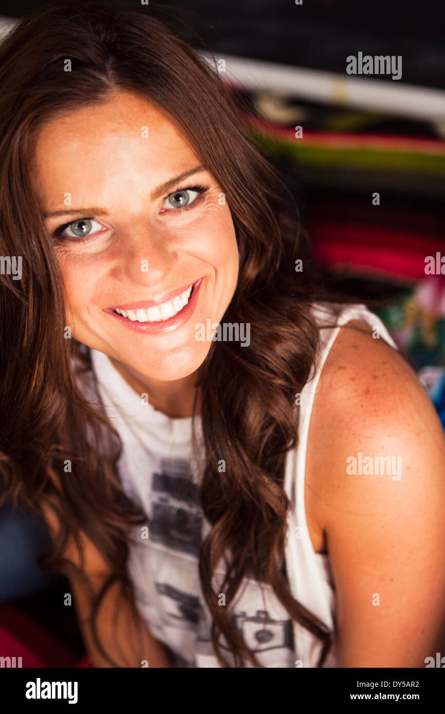 Jeune femme aux longs cheveux bruns smiling Banque D'Images