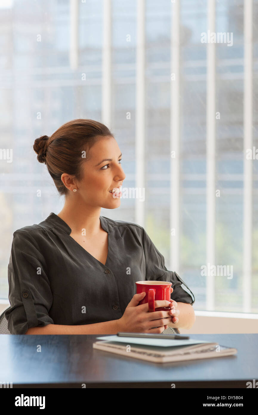 Young businesswoman having a pause café in office Banque D'Images