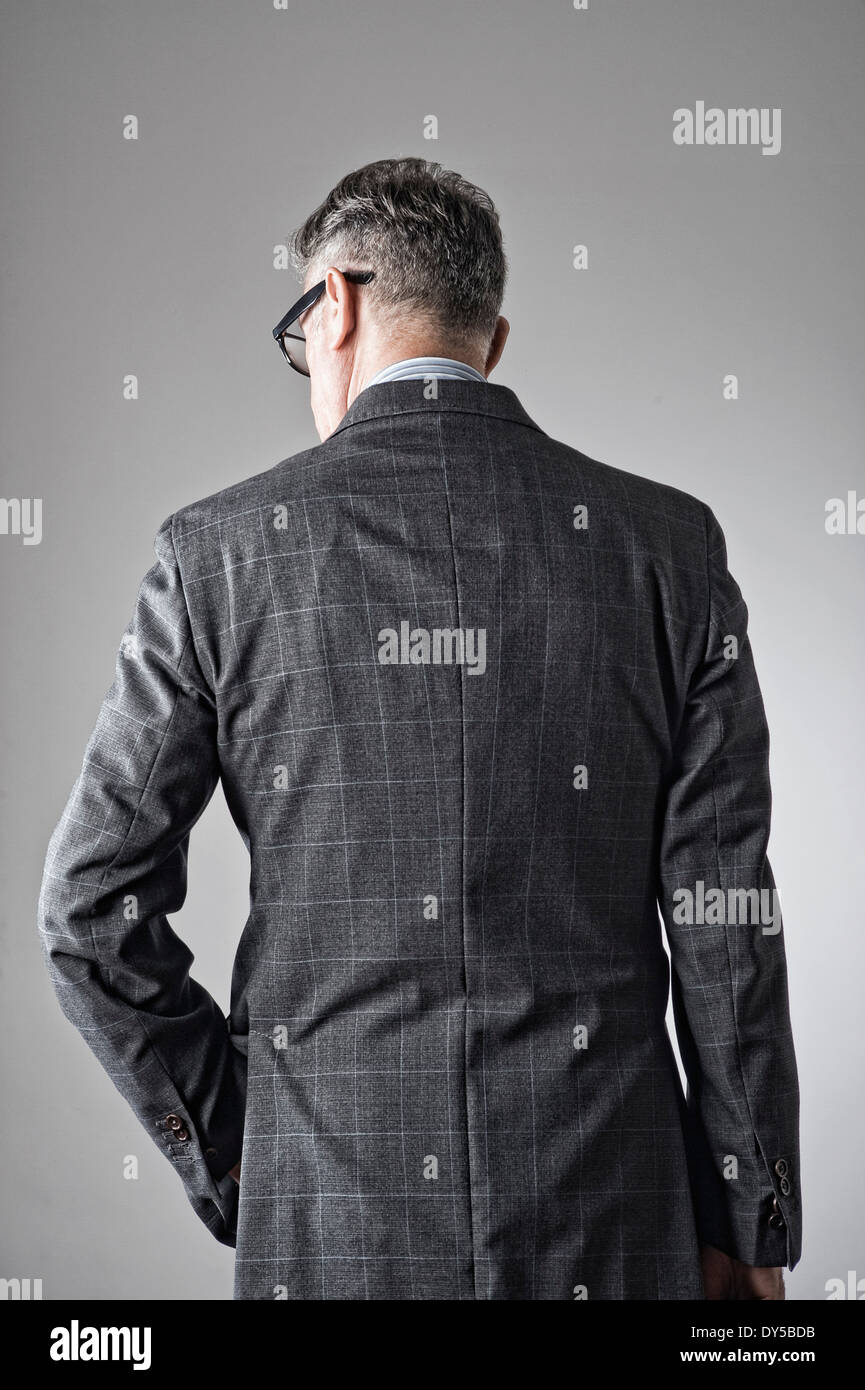 Portrait of senior man, portant costume, vue arrière Banque D'Images