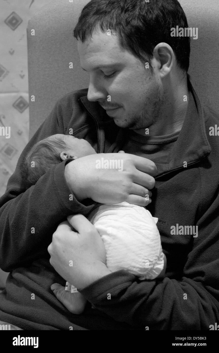 Tourne En Noir Et Blanc D Un Pere Tenant A La Recherche Et A Son Adoringly Naissance Bebe Fille Photo Stock Alamy