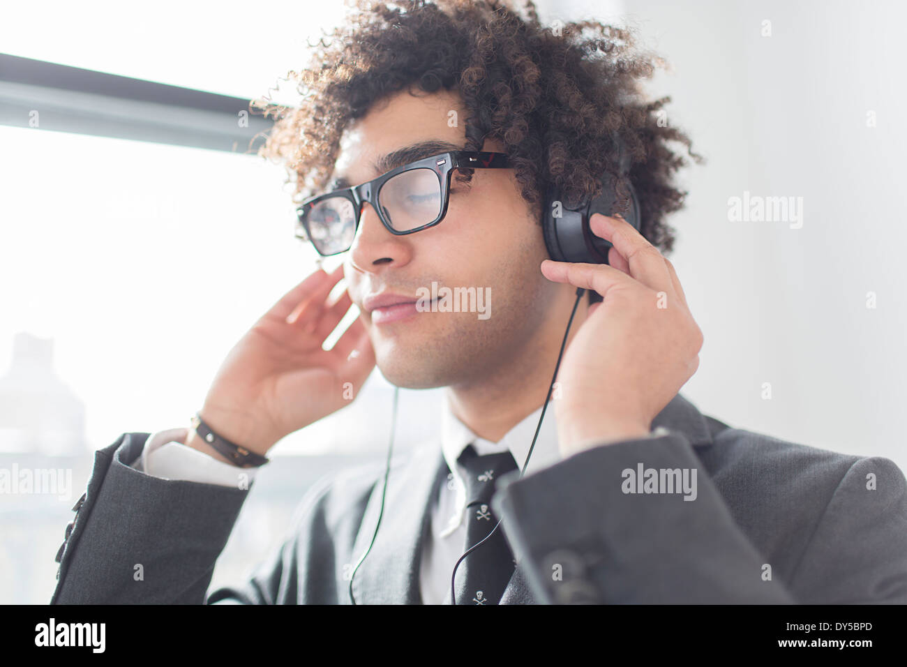 Young man wearing headphones Banque D'Images