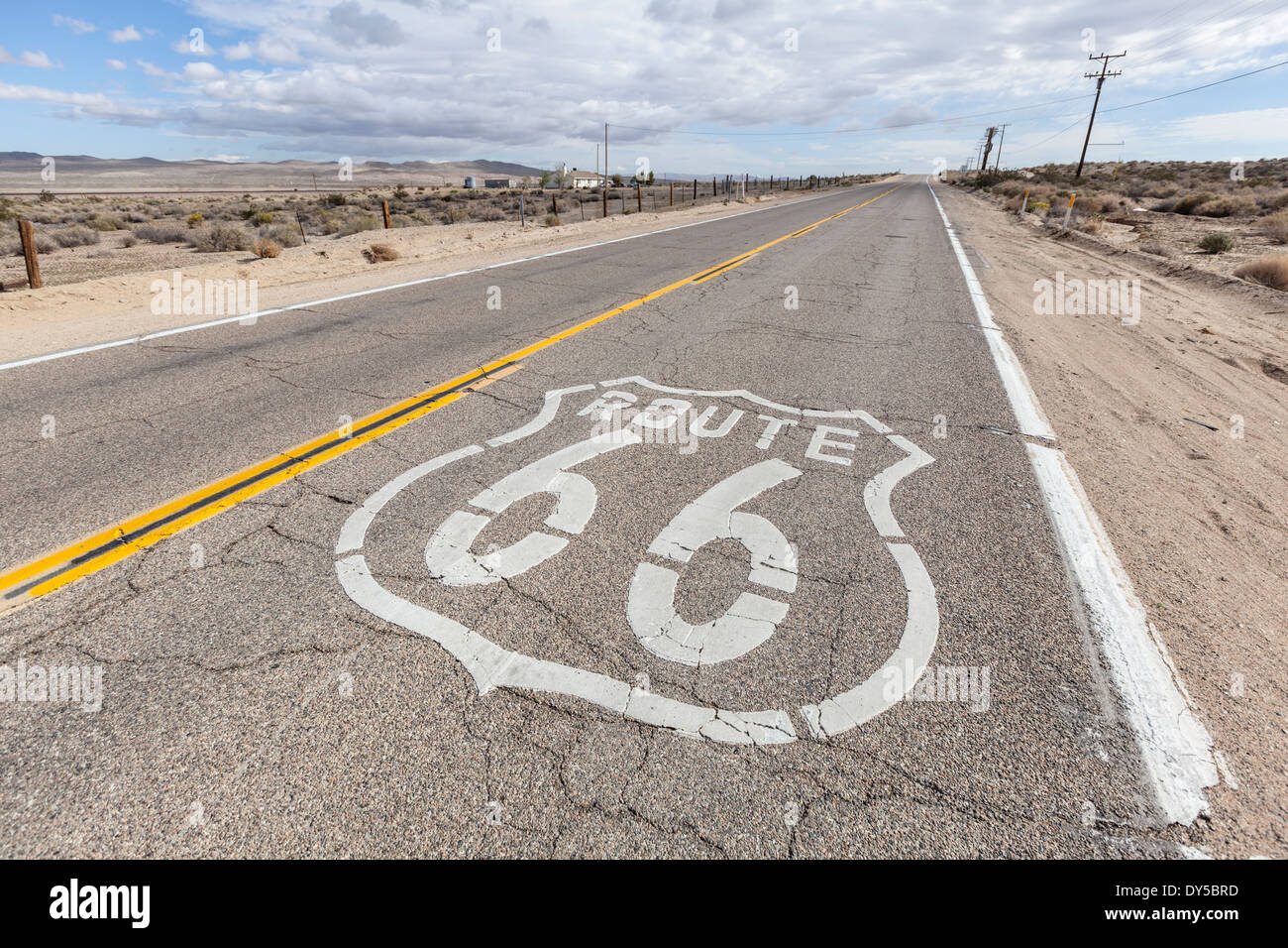 Nous historique Route 66 à travers l'aride désert de Mojave. Banque D'Images