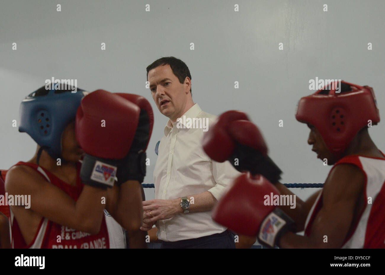 RIO DE JANEIRO, Brésil - 7 avril : Le chef de la ministre britannique, George Osborne, visite un projet social défini à l'appui de 2000 mille jeunes à la militaire maintenant statué Mare favela de Rio de Janeiro. George Osborne est au Brésil pour mettre en place de nouveaux accords commerciaux/économiques le 7 avril 2014. (Photo par Fabio Teixeira / Pacific Press/Alamy Live News) Banque D'Images