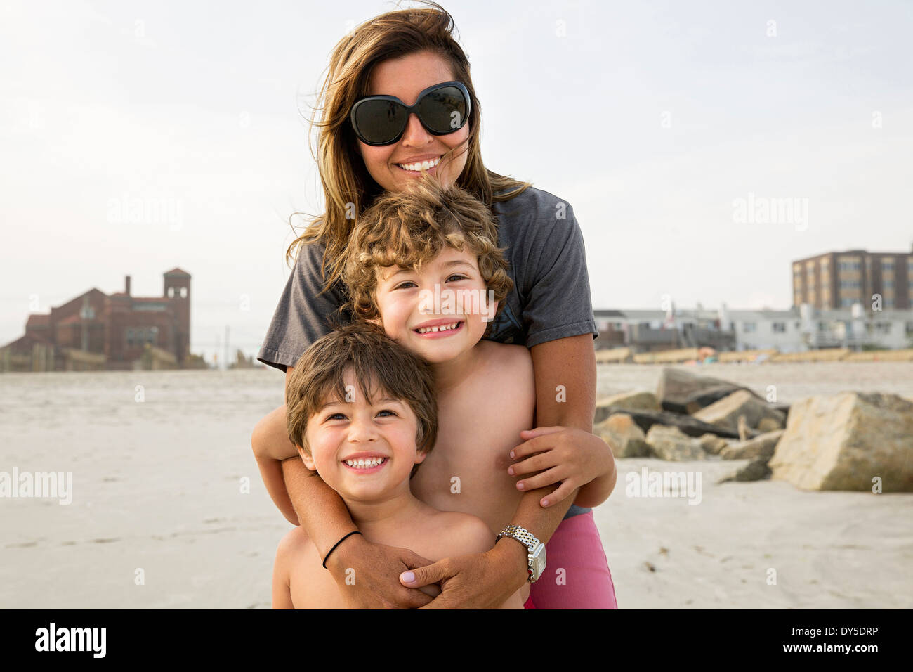 Portrait de mère et deux garçons, Long Beach, New York State, USA Banque D'Images