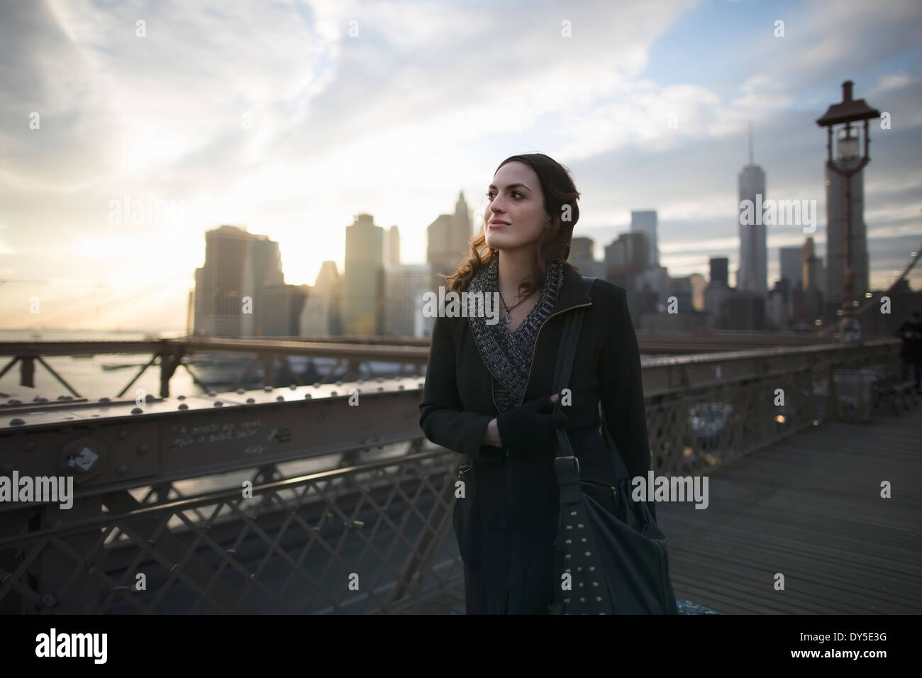 Jeune femme se promenant sur le pont de Brooklyn, New York, USA Banque D'Images