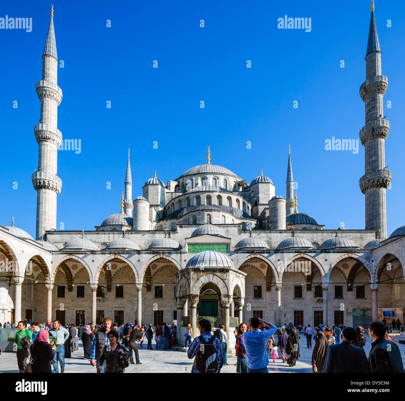 Cour de la Mosquée Bleue (Sultanahmet Camii), Sultanahmet, Istanbul, Turquie Banque D'Images