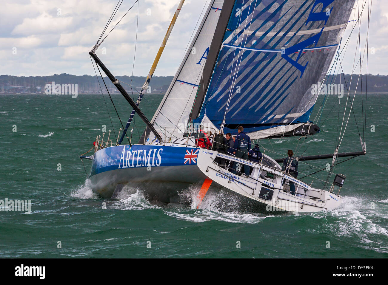 'Artemis Ocean Racing II 60' Open-sentiers en mer dans le Solent, Angleterre Banque D'Images