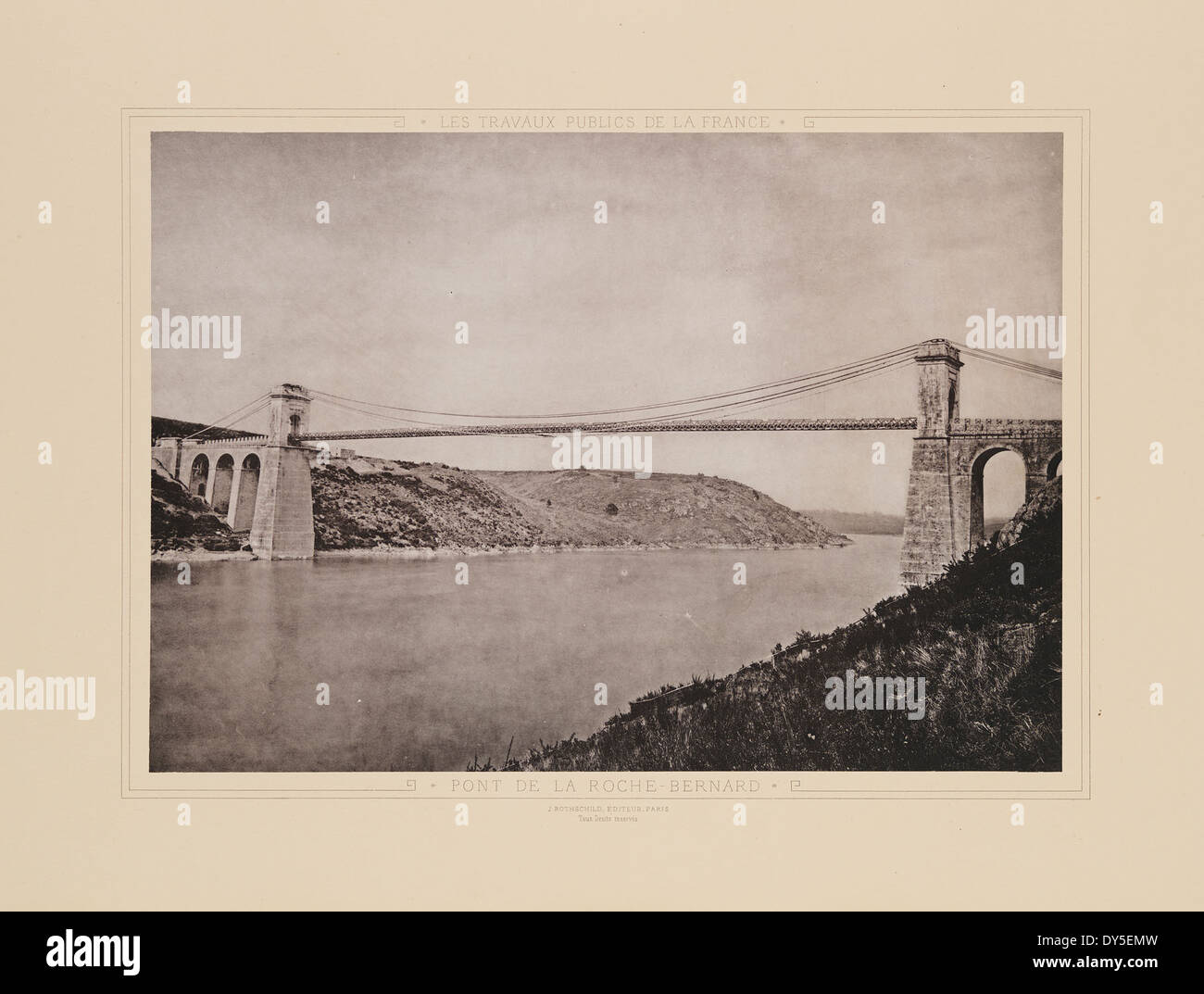 Le Pont de la Roche-Bernard est un pont historique situé à Nivillac, en France, traversant la Vilaine. Il sert de maillon essentiel dans le transport régional, reliant les villages le long du fleuve dans le département du Morbihan. Banque D'Images