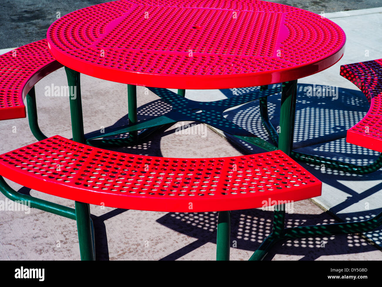 Photographie abstraite rouge de table et banc Banque D'Images