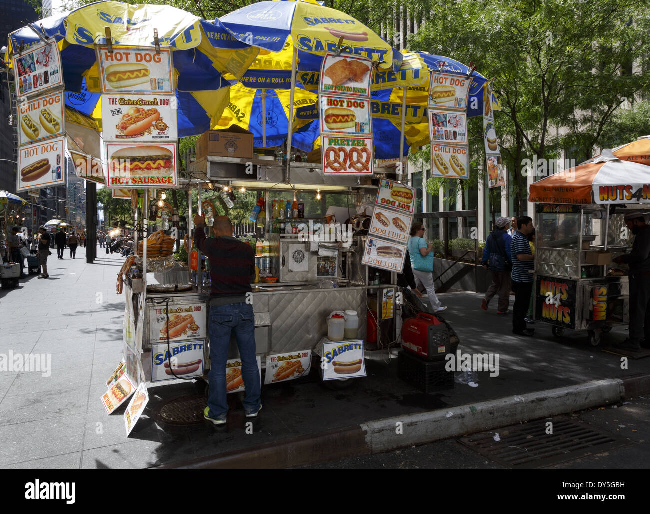 Vendeur de rue alimentaire panier Manhattan New York USA. Vendre des hot-dogs Banque D'Images