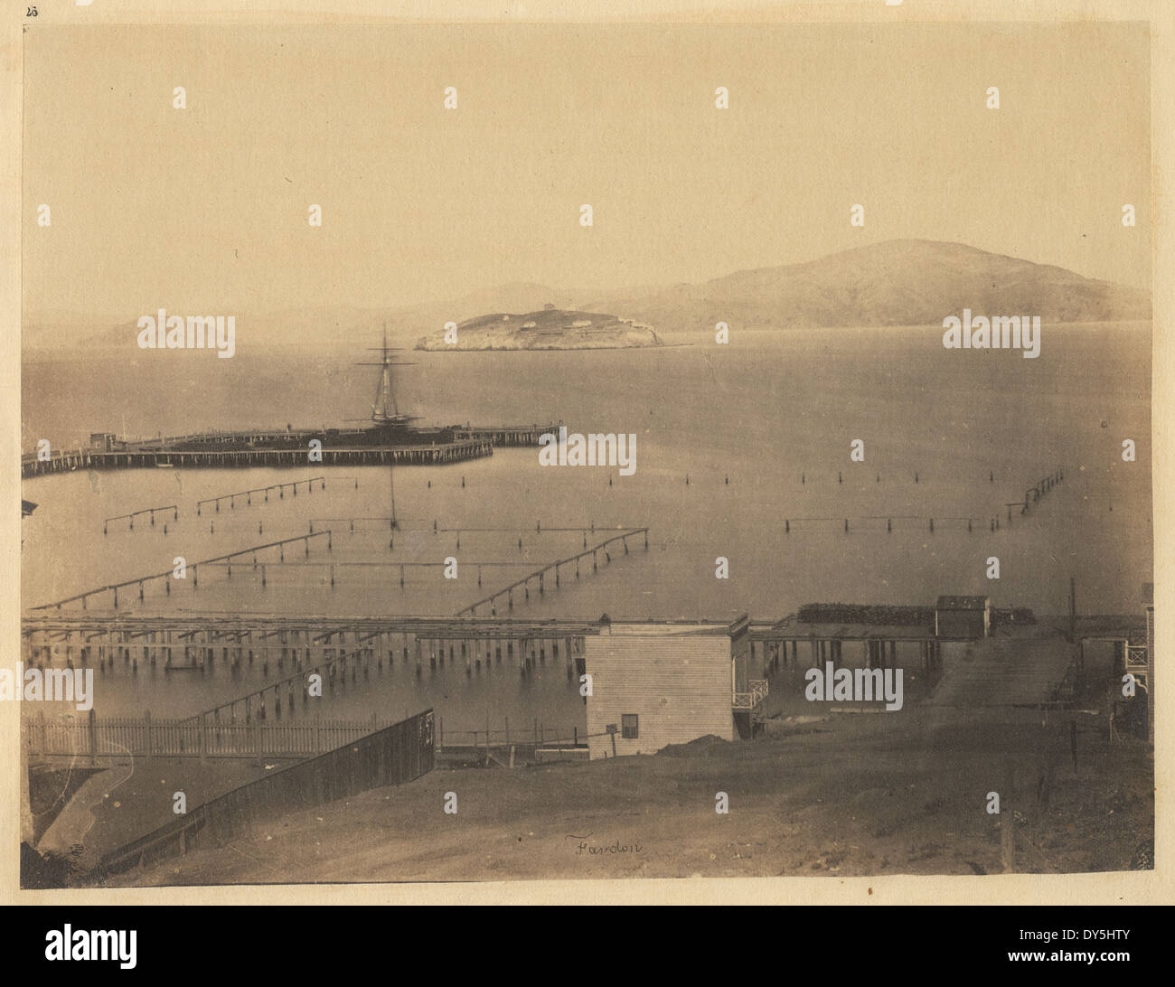 L'île d'Alcatraz, située en Californie, est célèbre pour ses sites militaires et carcéraux historiques. Il a joué un rôle clé dans l'histoire américaine, y compris son utilisation comme pénitencier fédéral. Banque D'Images