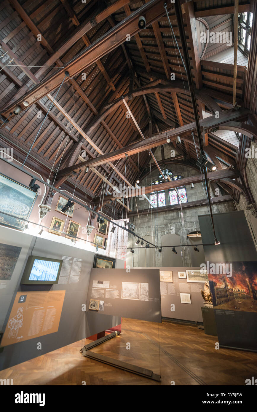 Musée de la ville de Bruxelles salle d'exposition Bruxelles Belgique // BRUXELLES, Belgique — une salle d'exposition au musée de la ville de Bruxelles présente les diverses collections historiques de l'institution. Situé au sein de la Maison du Roi de style néo-gothique, cet espace galerie présente des artefacts retraçant le développement de Bruxelles. La zone d'exposition combine des objets historiques, des œuvres d'art et du matériel d'interprétation pour présenter le patrimoine culturel de la ville. Banque D'Images