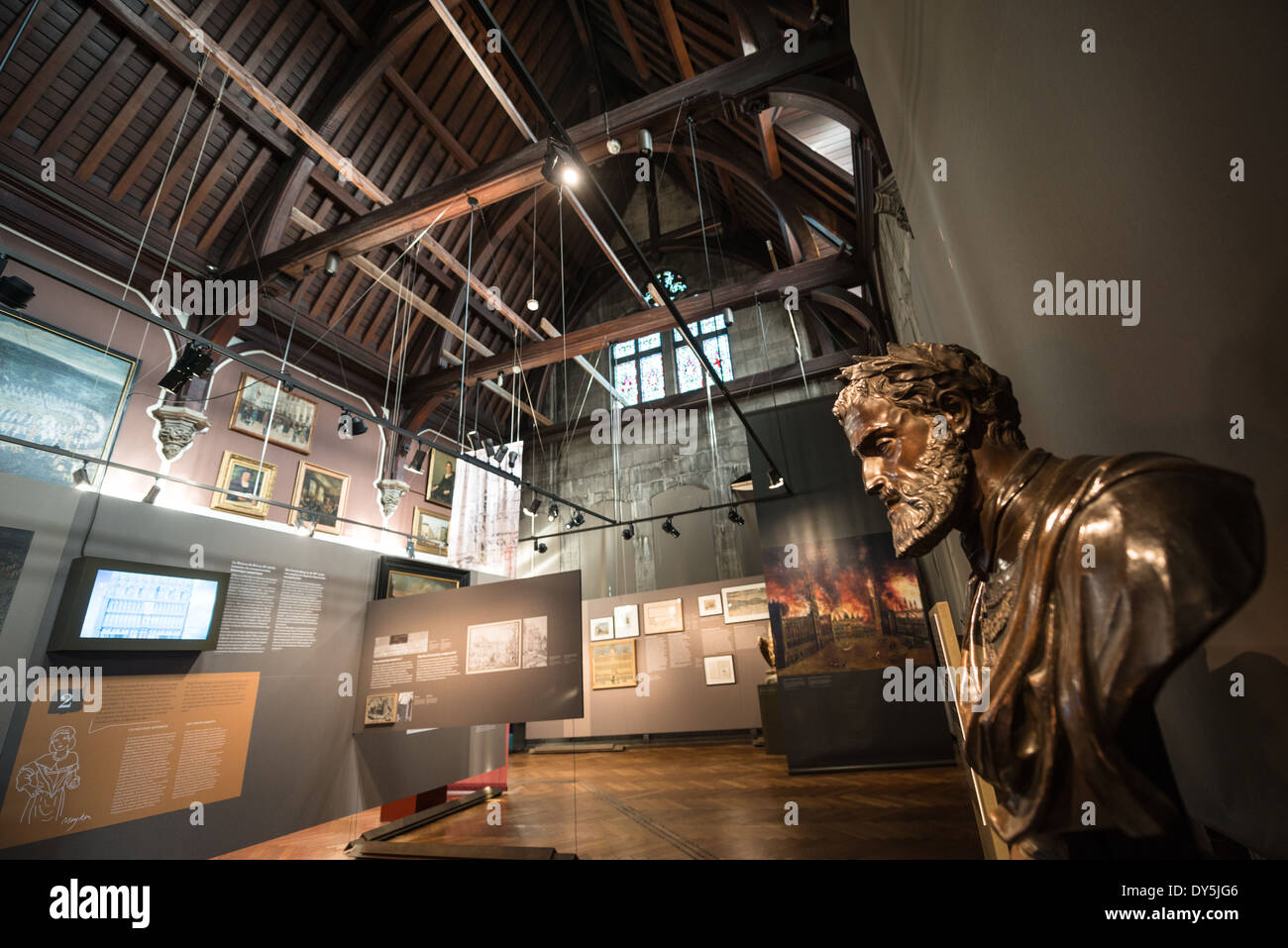 Musée de la ville de Bruxelles salle d'exposition Bruxelles Belgique // BRUXELLES, Belgique — une salle d'exposition au musée de la ville de Bruxelles présente les diverses collections historiques de l'institution. Situé au sein de la Maison du Roi de style néo-gothique, cet espace galerie présente des artefacts retraçant le développement de Bruxelles. La zone d'exposition combine des objets historiques, des œuvres d'art et du matériel d'interprétation pour présenter le patrimoine culturel de la ville. Banque D'Images