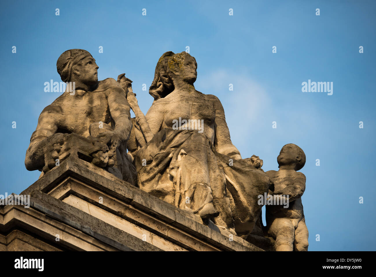 Sculpture de la Bourse Bruxelles // le bâtiment abritant la Bourse de Bruxelles, près de la Grand place, n'a pas de nom spécifique mais a été construit de 1868 à 1873. Il mêle des éléments des styles architecturaux néo-Renaissance et second Empire et est décoré d'ornements et de sculptures créés par des artistes célèbres, dont les frères Jacques et Joseph Jacquet, Guillaume de Groot, le sculpteur français Albert-Ernest Carrier-Belleuse et son assistant Auguste Rodin. Banque D'Images
