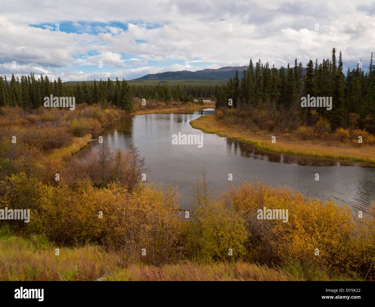 Vue du rivage de rivière Rancheria lors d'un jour nuageux Banque D'Images