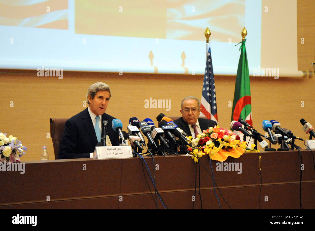 Kerry secrétaire réponses question lors d'une conférence de presse conjointe à Alger Banque D'Images