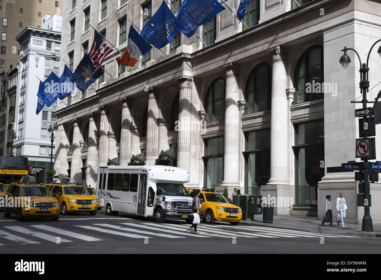 Piéton sur la voie de passage Cinquième Avenue à l'extérieur du Graduate Centre New York, États-Unis Banque D'Images