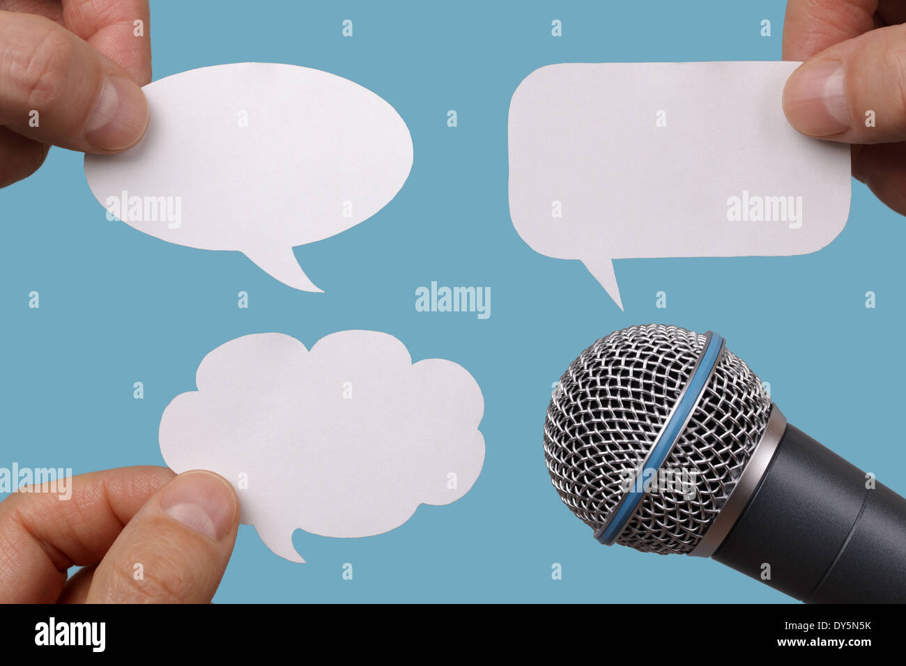 Des bulles en blanc avec microphone Banque D'Images