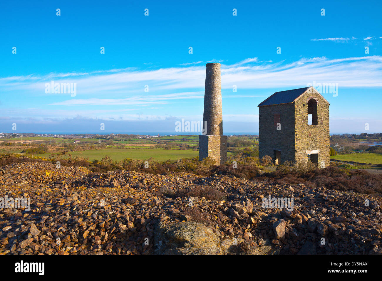 Mynydd Parys Mountain l'ancienne pompe chambre rénovées et nouvelle cheminée Banque D'Images