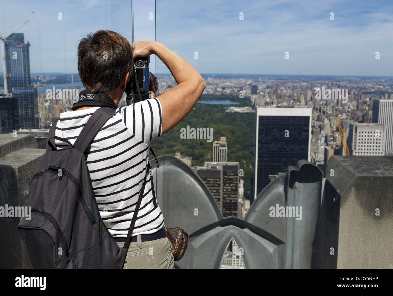 Femme prenant une photo au-dessus de Central Park depuis le Rockefeller Center observation Deck New York, États-Unis Banque D'Images