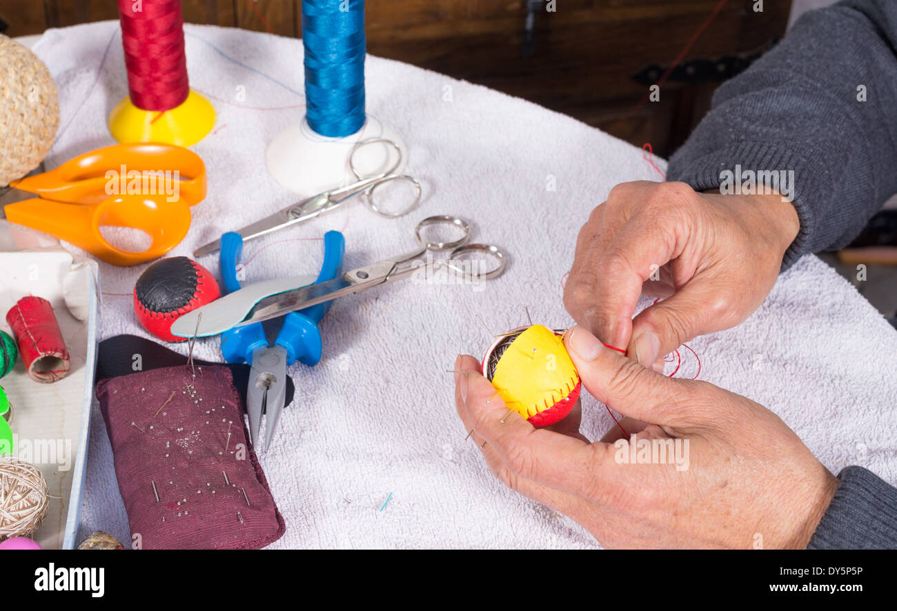 Des mains habiles pour balles en cuir artisanat sport pelote basque traditionnel Banque D'Images