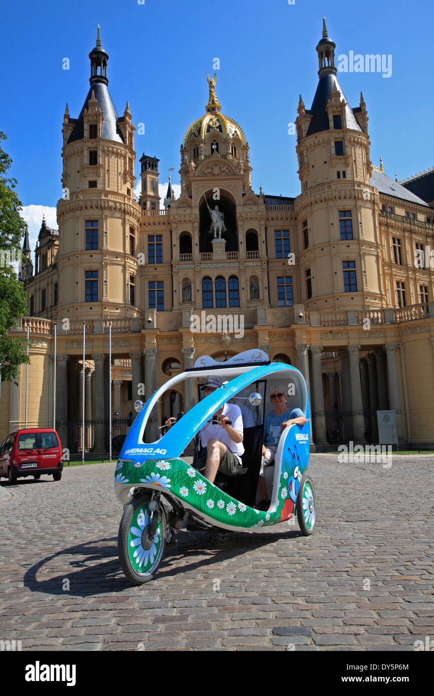 Schwerin, Rikscha infront du château, le Mecklembourg Poméranie occidentale, l'Allemagne, de l'Europe Banque D'Images