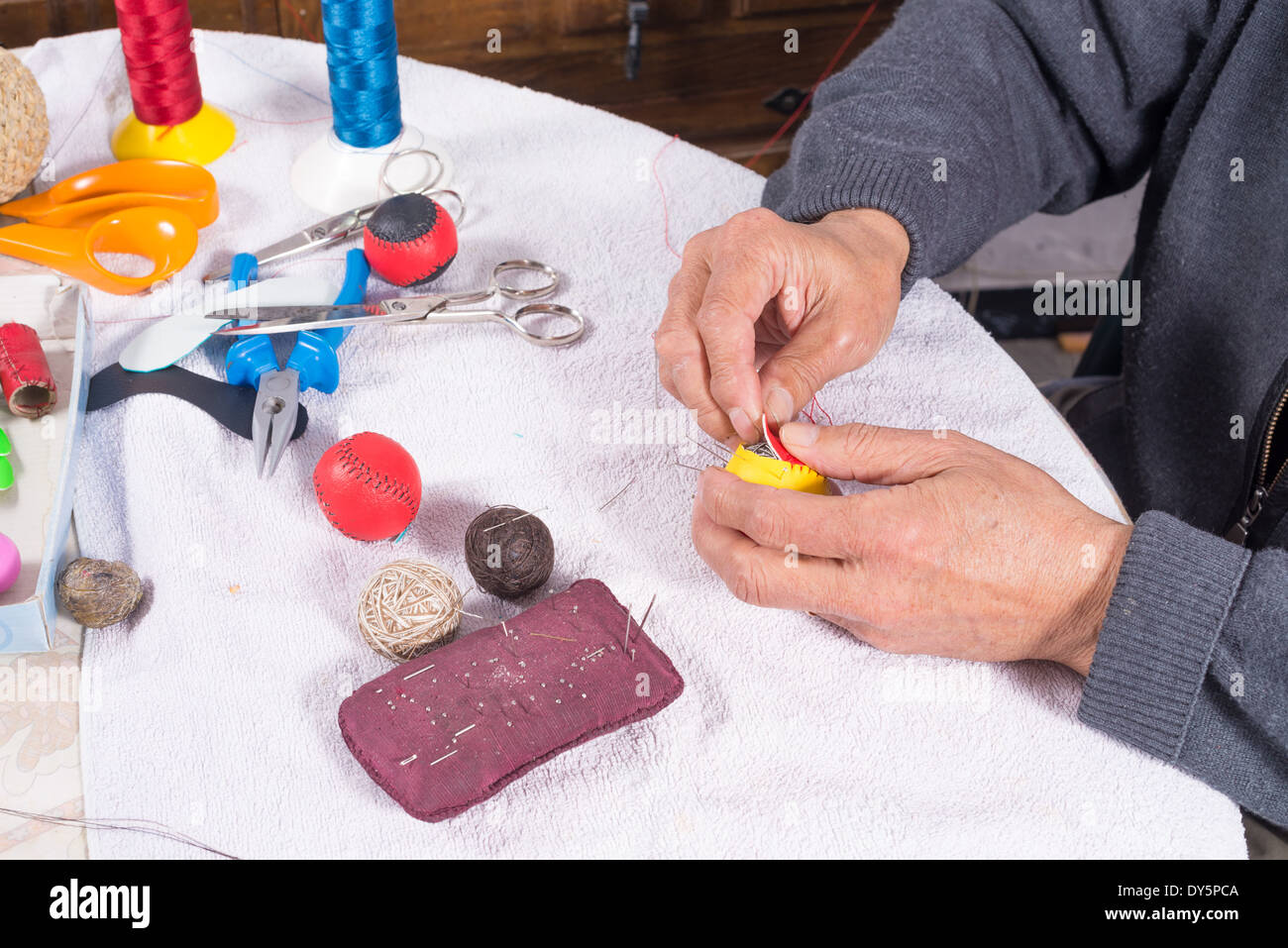 Des mains habiles pour balles en cuir artisanat sport pelote basque traditionnel Banque D'Images