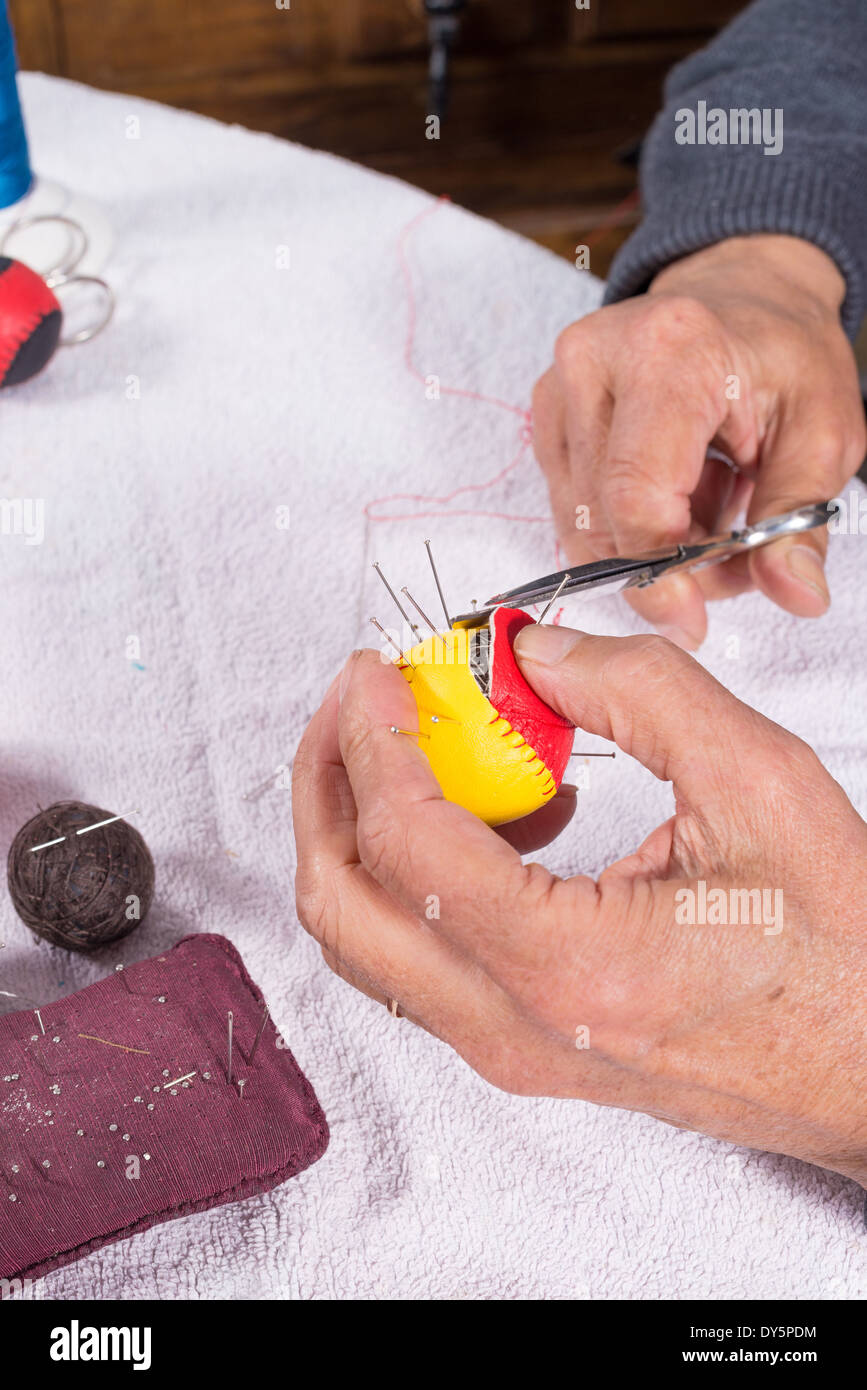 Les mains d'experts pour élaborer des boules de cuir sport pelote basque traditionnel Banque D'Images