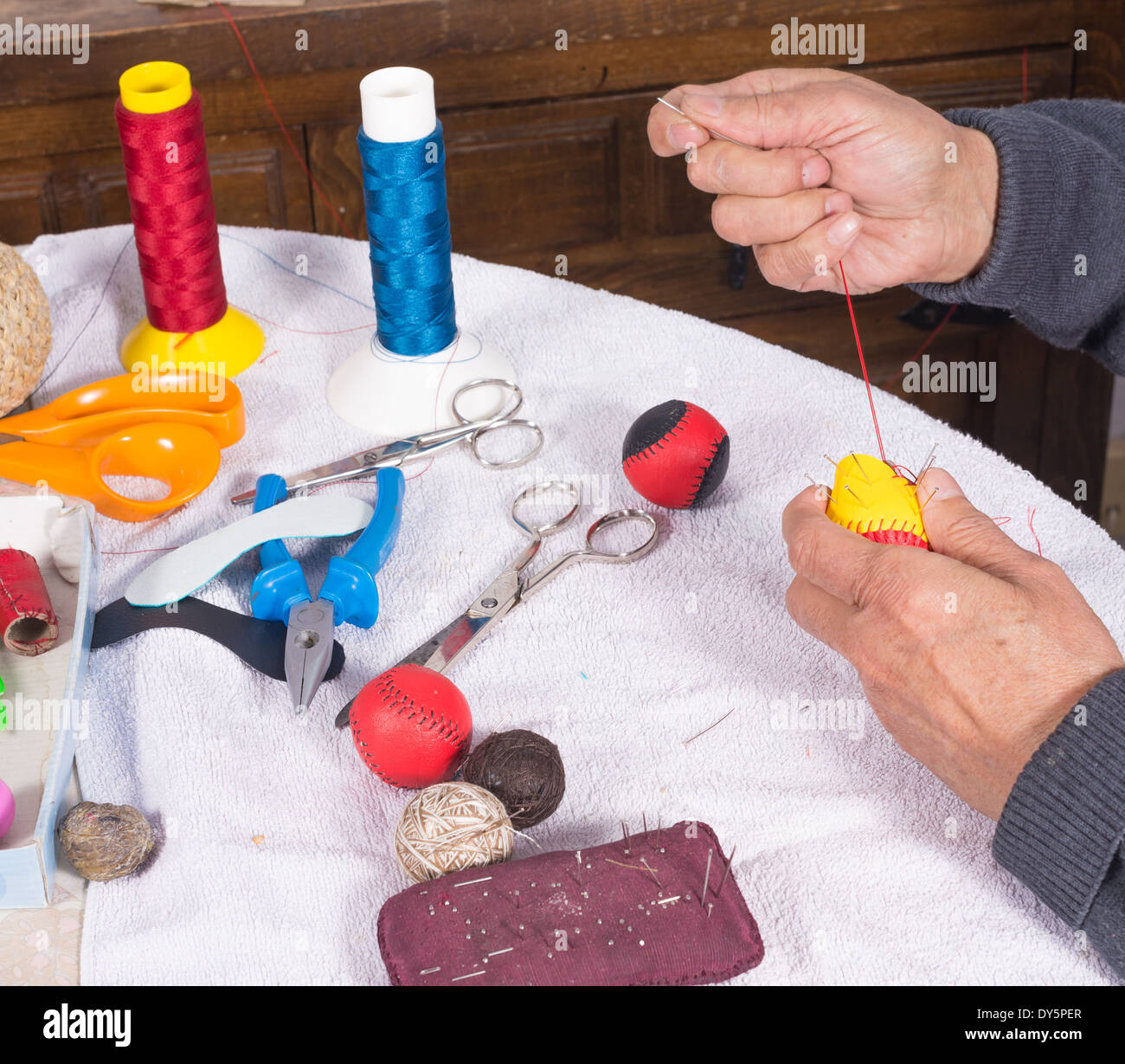Les mains d'experts pour élaborer des boules de cuir sport pelote basque traditionnel Banque D'Images
