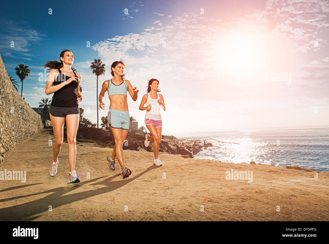 Les femmes adultes au milieu du jogging le long de falaise Banque D'Images